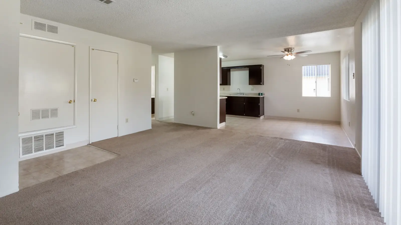 Living room before and after virtual staging, Modern style
